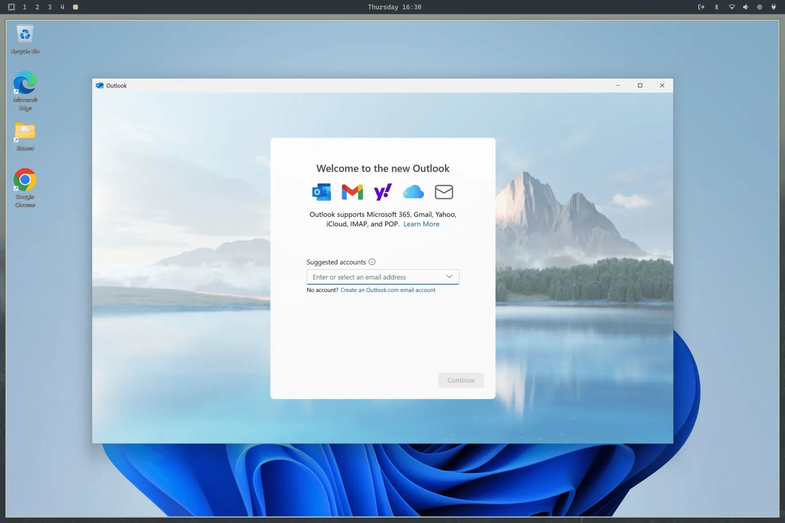 Windows 11 pokreće Outlook unutar Omarchyja, s Omarchy statusnom trakom vidljivom iznad
